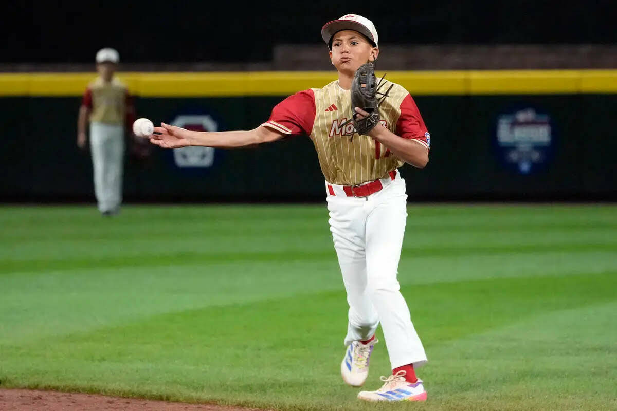 Russell McGee, shortstop de Henderson, Nev., lanza para poner fuera a James Feliciano, de Lake ...