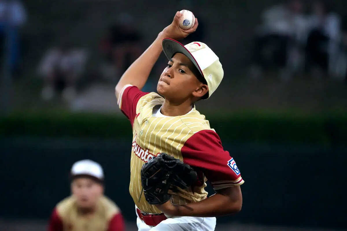 Russell McGee, de Henderson, Nev., lanza durante la tercera entrada de un juego de béisbol con ...