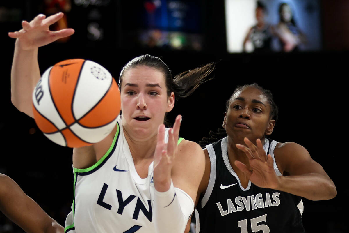 La alero de las Minnesota Lynx Bridget Carleton, izquierda, y la escolta de las Vegas Aces Tiff ...