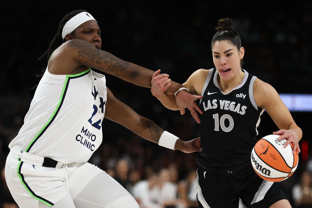 La alero de las Minnesota Lynx Myisha Hines-Allen (22) comete falta sobre la escolta de Las Veg ...