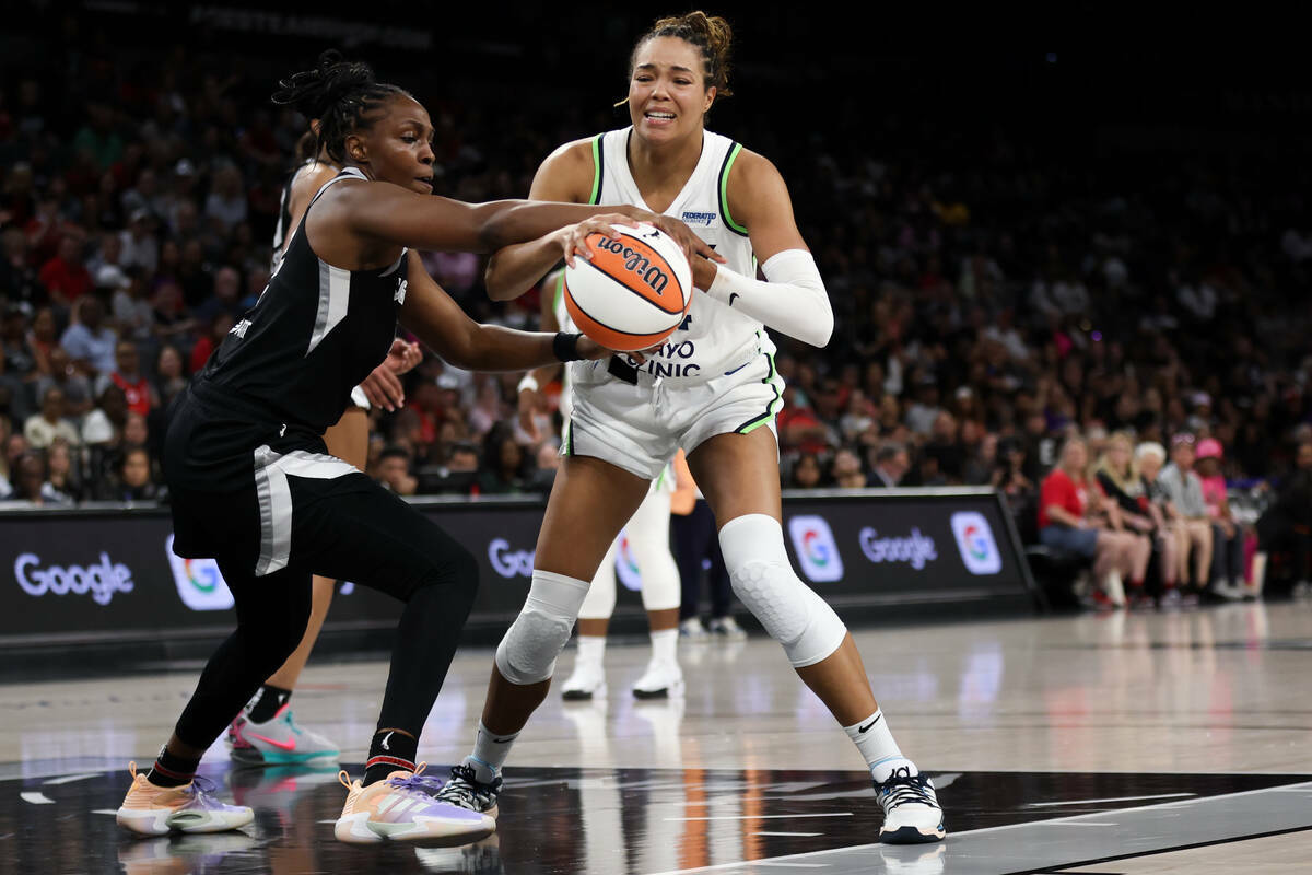 La escolta de Las Vegas Aces Chelsea Gray, a la izquierda, disputa el balón con la alero de Mi ...