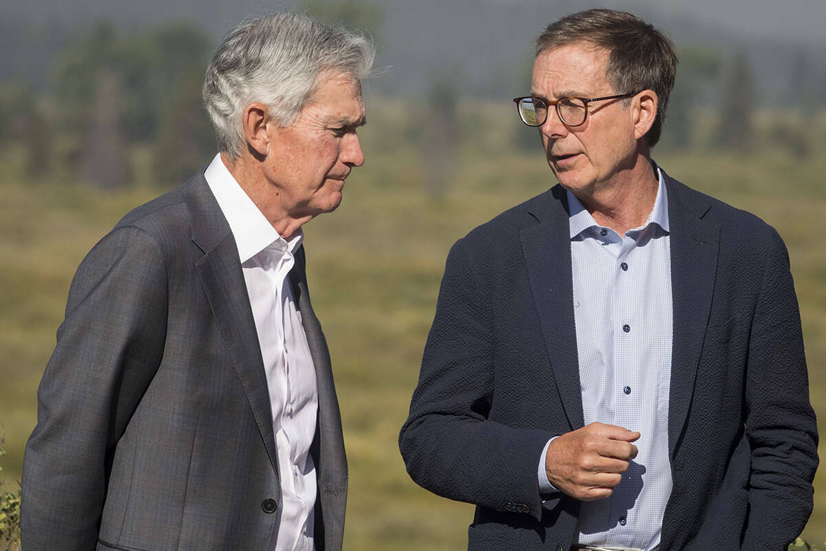 El presidente de la Reserva Federal, Jerome Powell (izquierda), habla con el gobernador del Ban ...