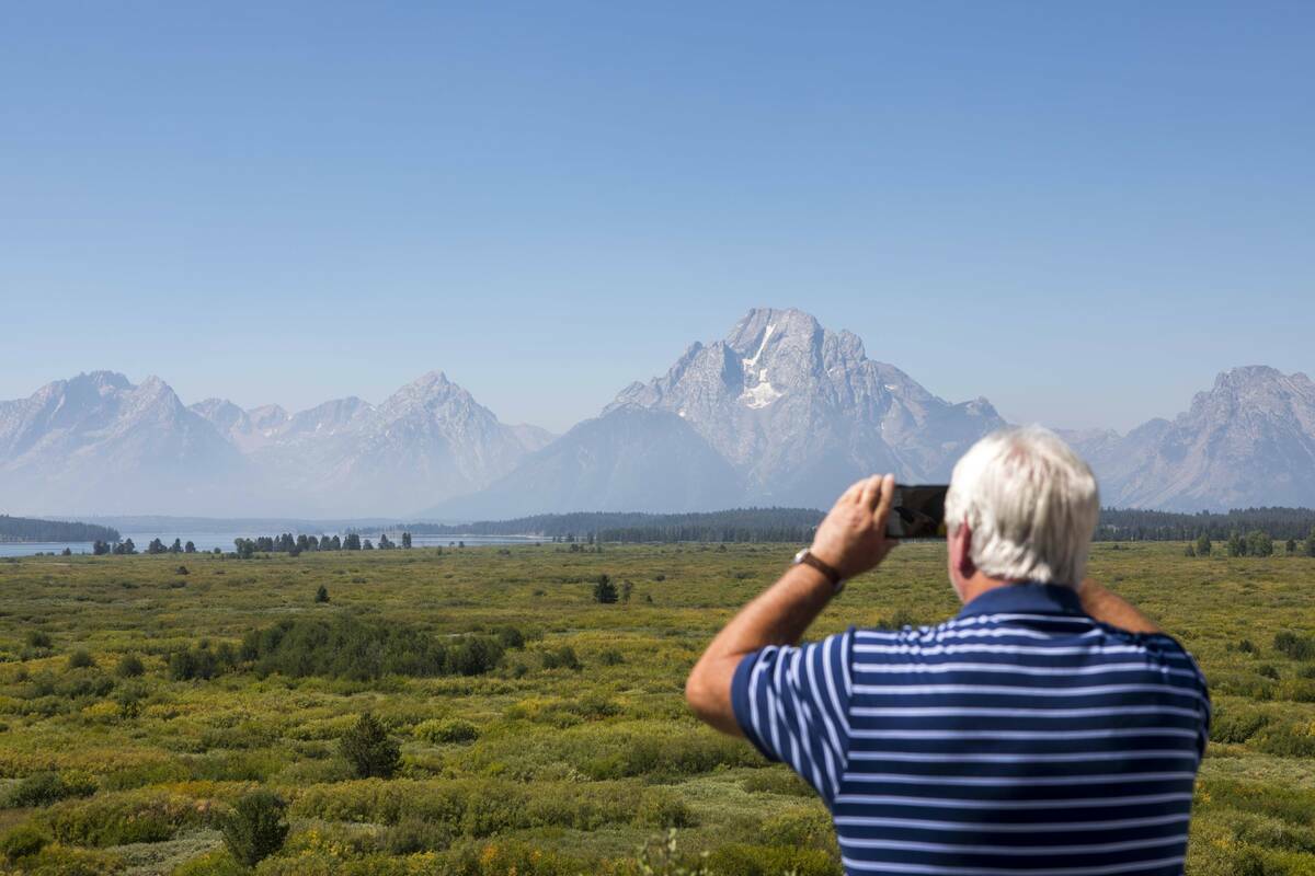 Steve Carringer de Tennessee toma una foto de las montañas en Jackson Lake Lodge, sede del Sim ...