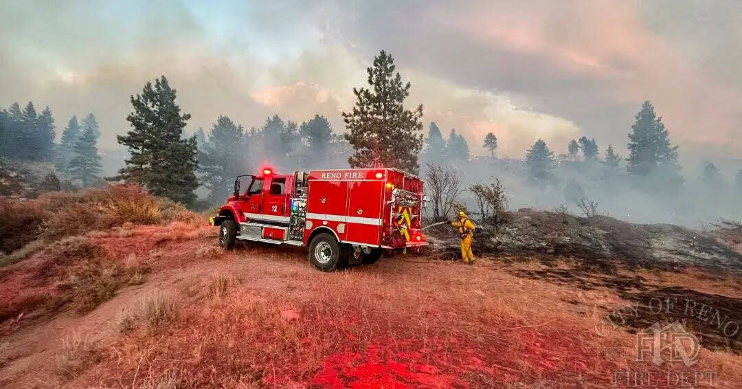 Bomberos trabajan para contener el incendio Gold Ranch, que ardió cerca de la ciudad de Verdi ...