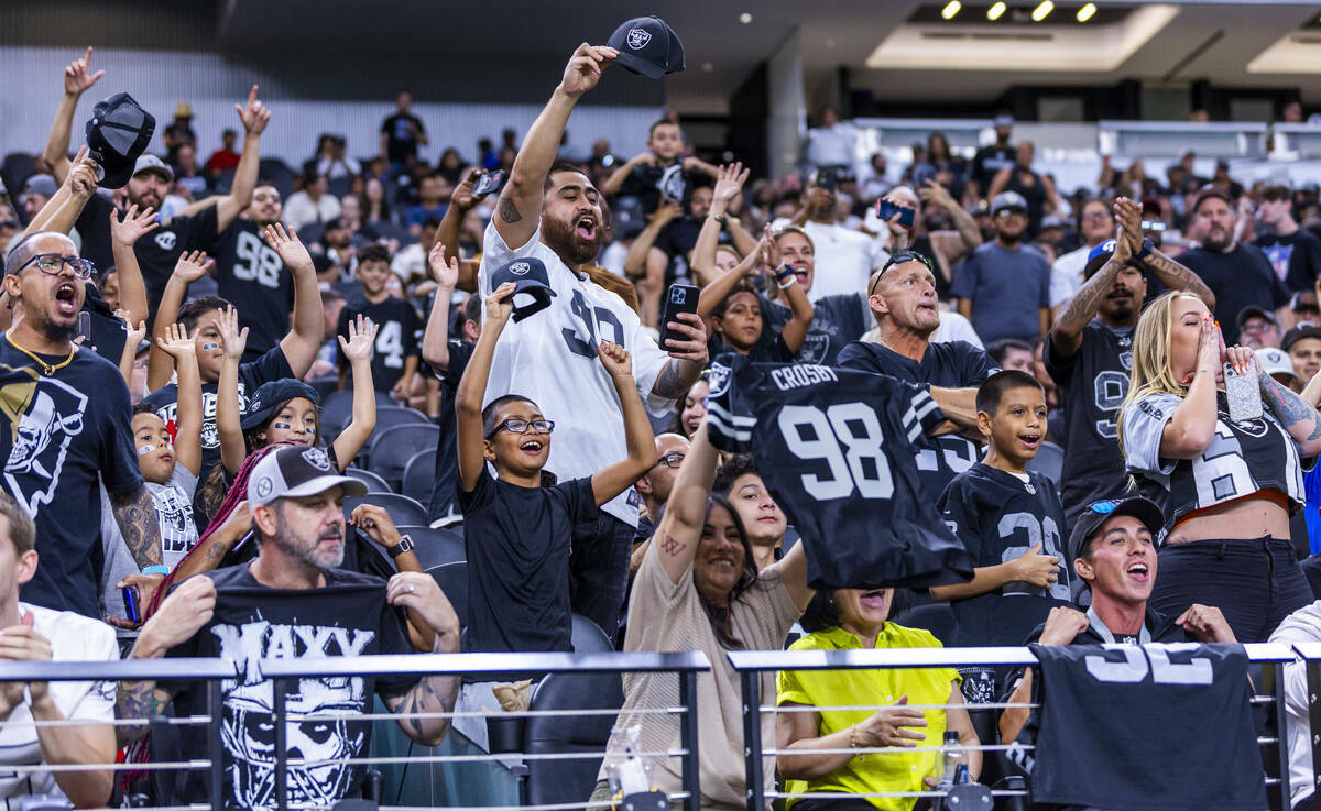 Fans de los Raiders animan al equipo durante un entrenamiento abierto en el Allegiant Stadium, ...