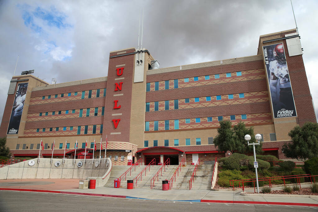 La UNLV está considerando vender el sitio de 69 acres del Sam Boyd Stadium al Condado Clark po ...