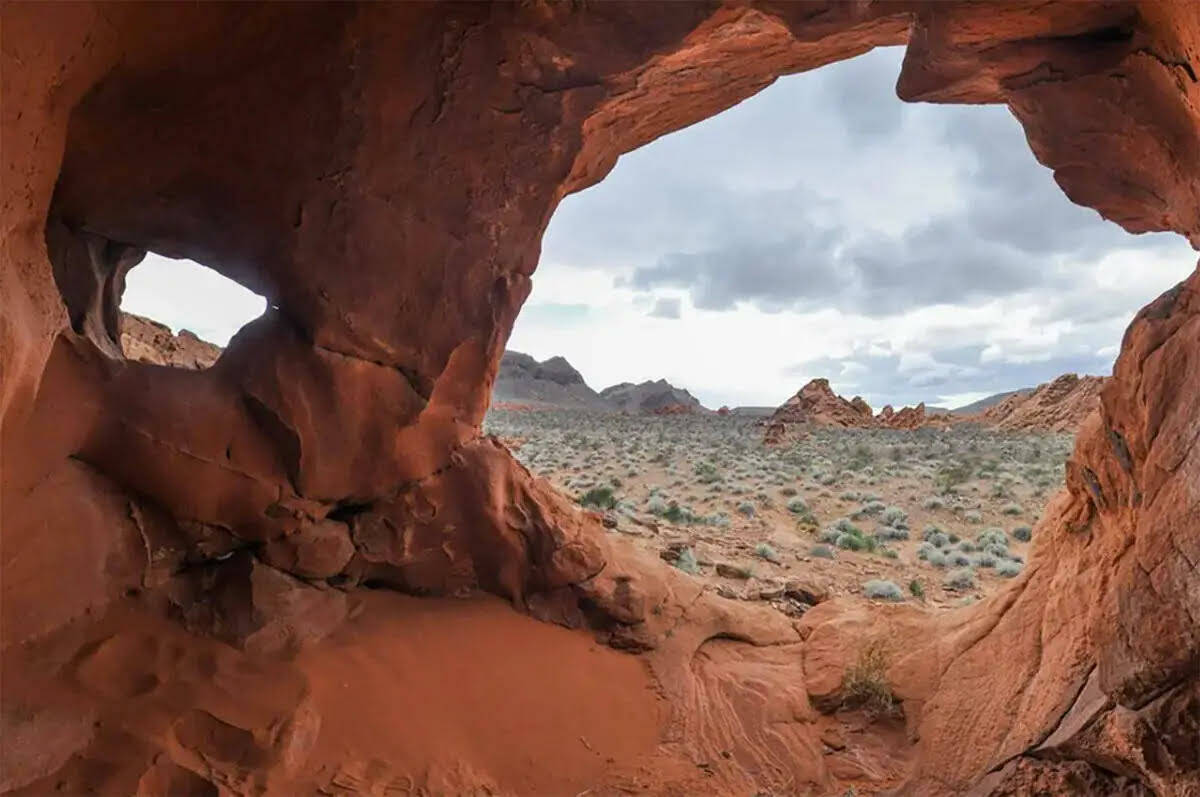 Rocas sobresalientes y cuevas naturales esculpidas por la erosión y las inclemencias del tiemp ...