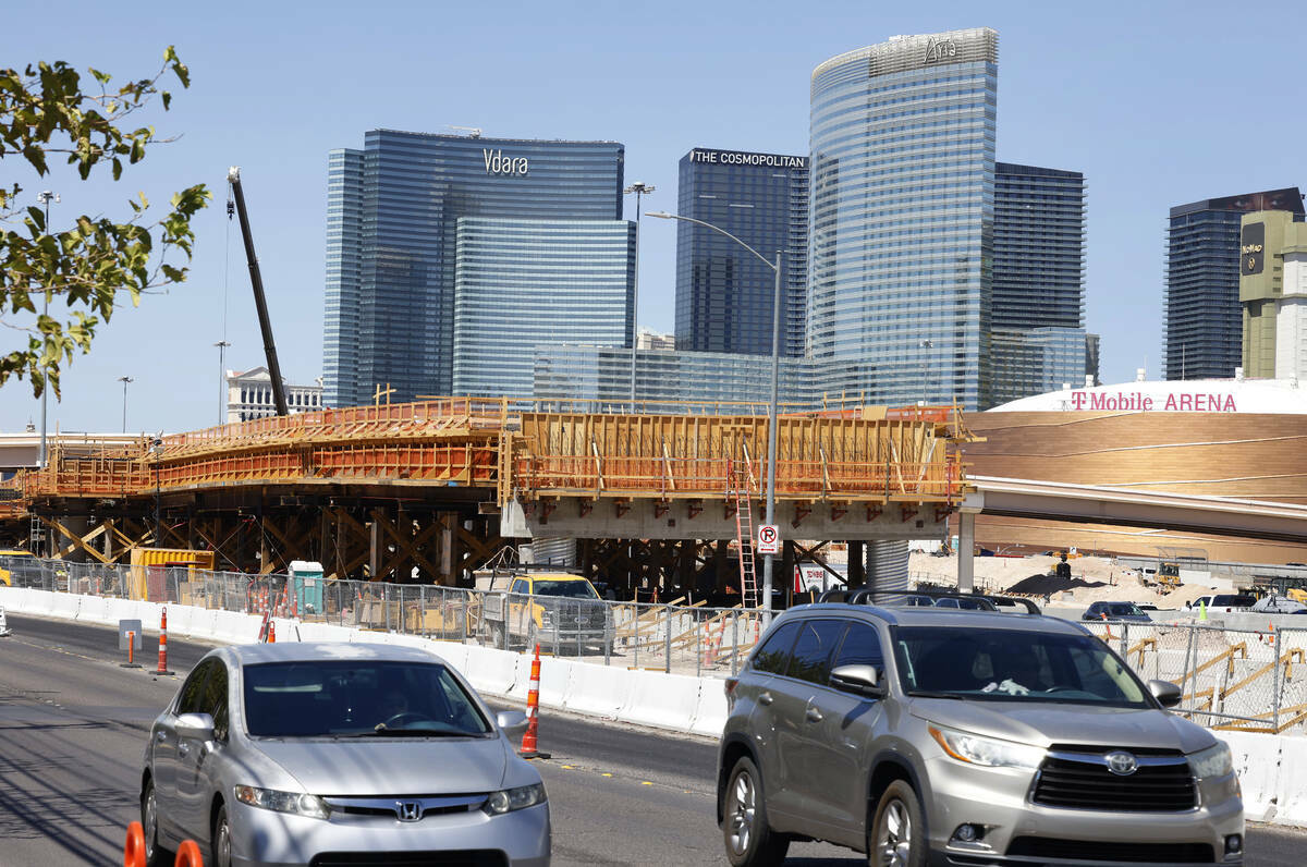 Construcción en marcha en Tropicana Avenue sobre la Interstate 15 como parte del proyecto de c ...