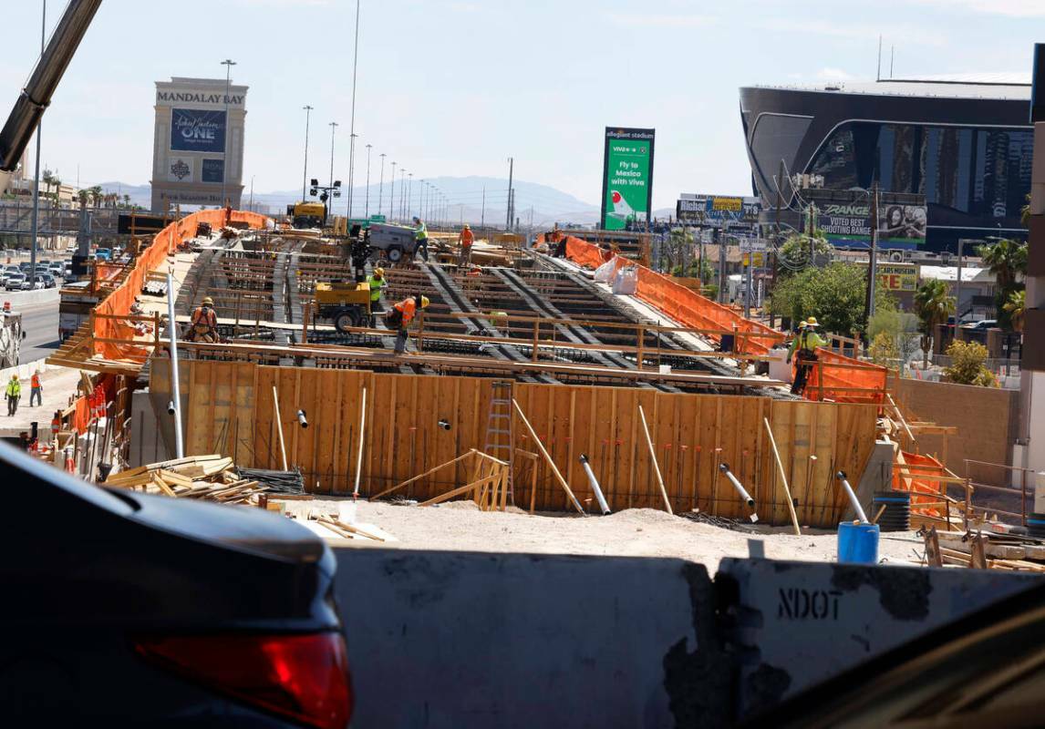 Construcción en marcha en Tropicana Avenue sobre la Interstate 15 como parte del proyecto de c ...