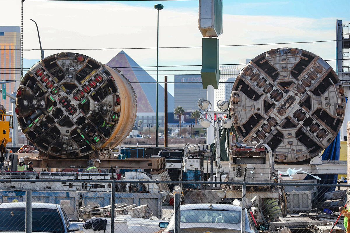 Dos máquinas perforadoras en terrenos recientemente adquiridos por Boring Company frente a la ...