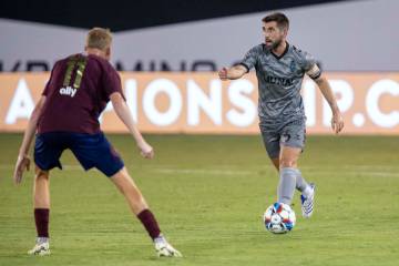 El centrocampista de Las Vegas Lights FC, Charlie Adams (6), dirige al equipo durante un partid ...