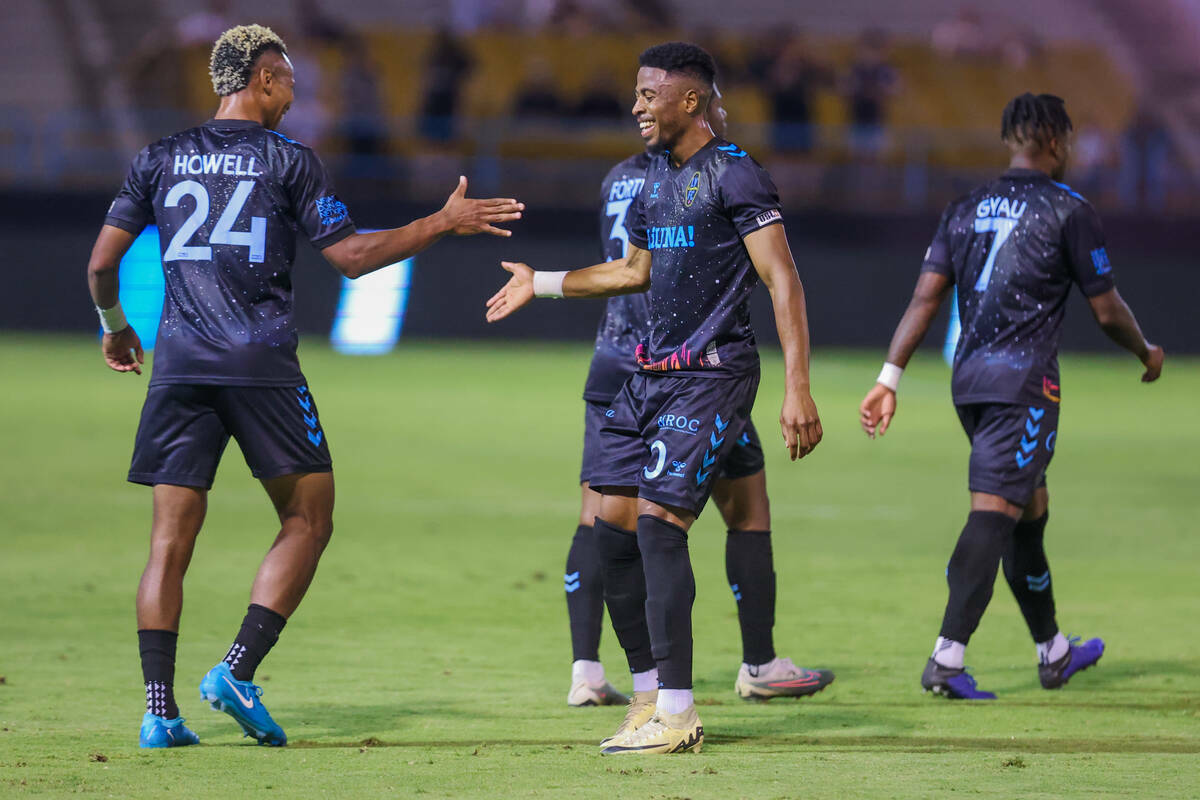 El defensa de Lights FC Maliek Howell (24) choca las palmas con su compañero Khori Bennett (90 ...