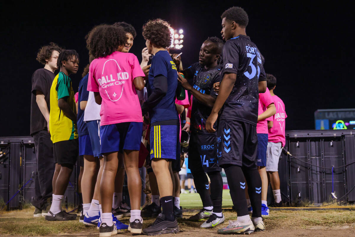 El delantero de Lights FC Solomon Asante (14) firma autógrafos para los aficionados tras un pa ...