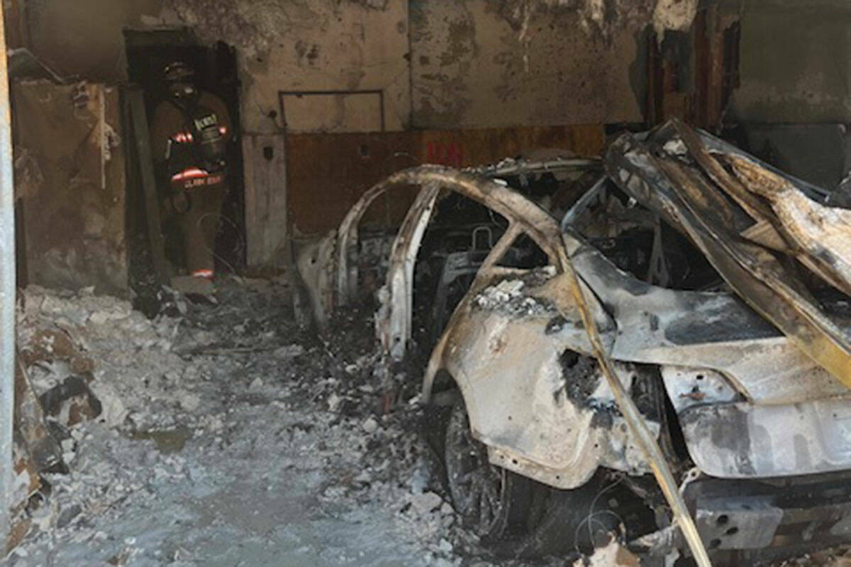 Un incendio destruyó un auto y quemó un garaje en una casa en 5928 Aurora Gold Ave., el domin ...