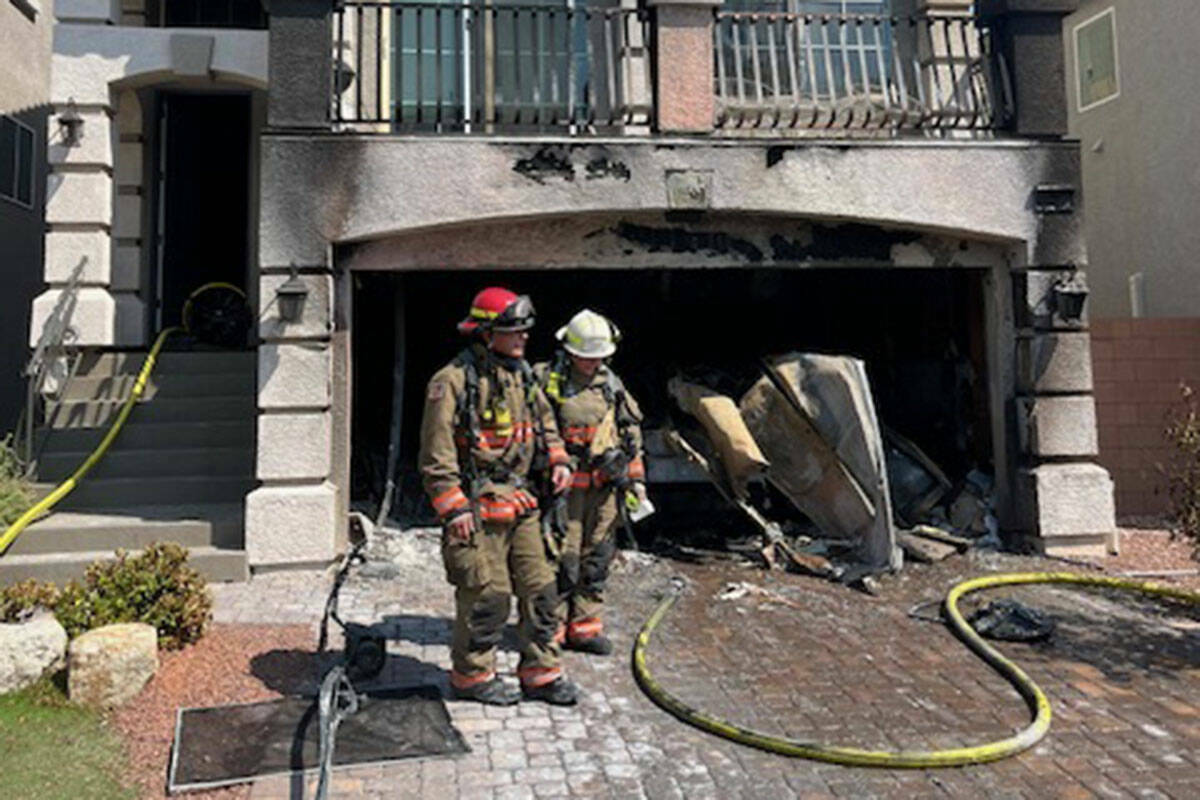 Un incendio destruyó un auto y quemó un garaje en una casa en 5928 Aurora Gold Ave., el domin ...