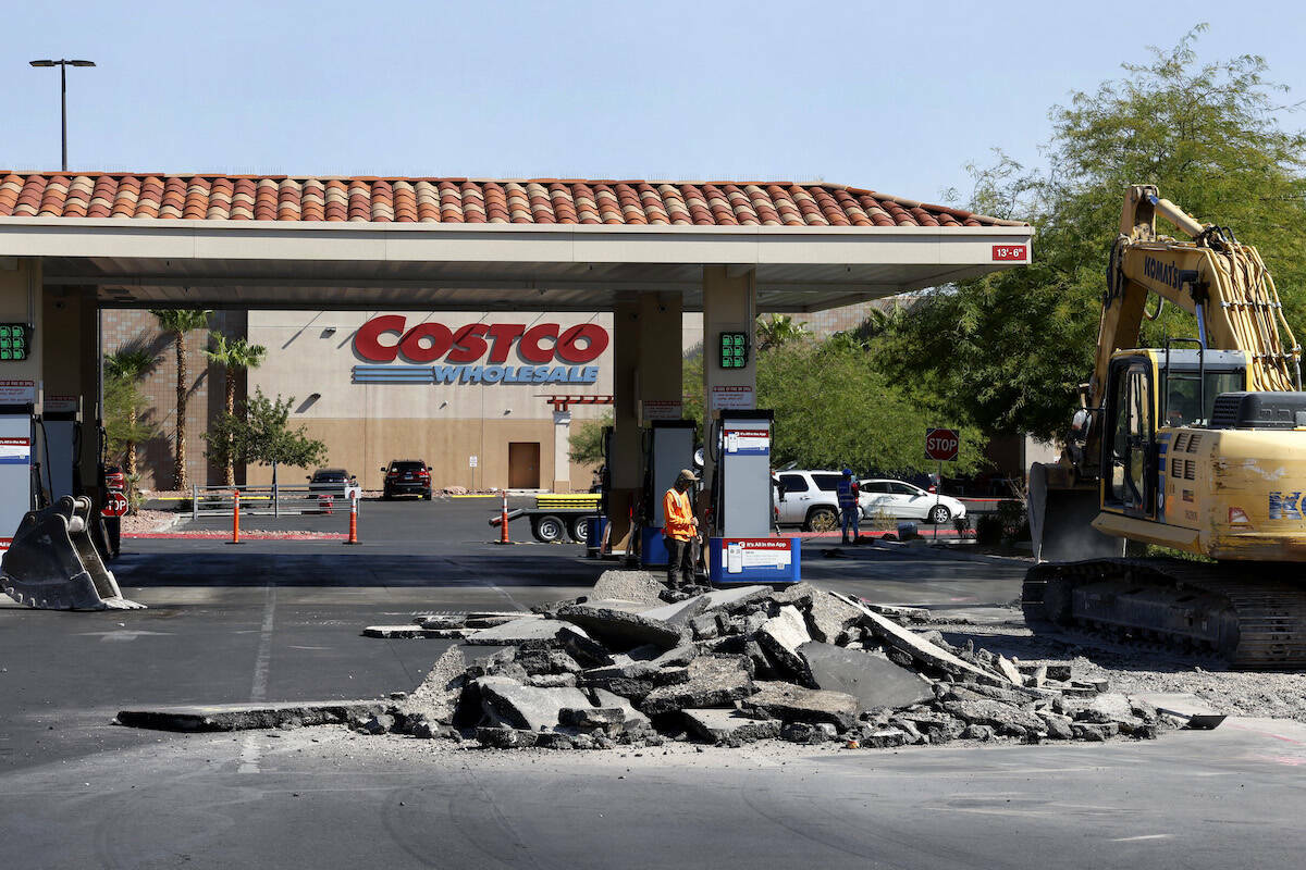 La construcción está en marcha en una gasolinera Costco en Marks Street, el lunes 26 de agost ...