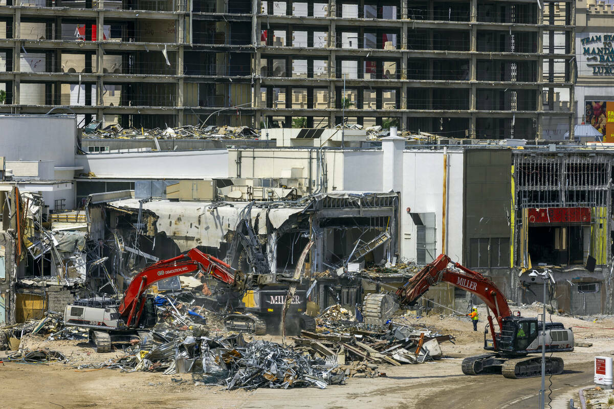 Maquinaria derriba algunas de las estructuras inferiores mientras continúa la demolición del ...