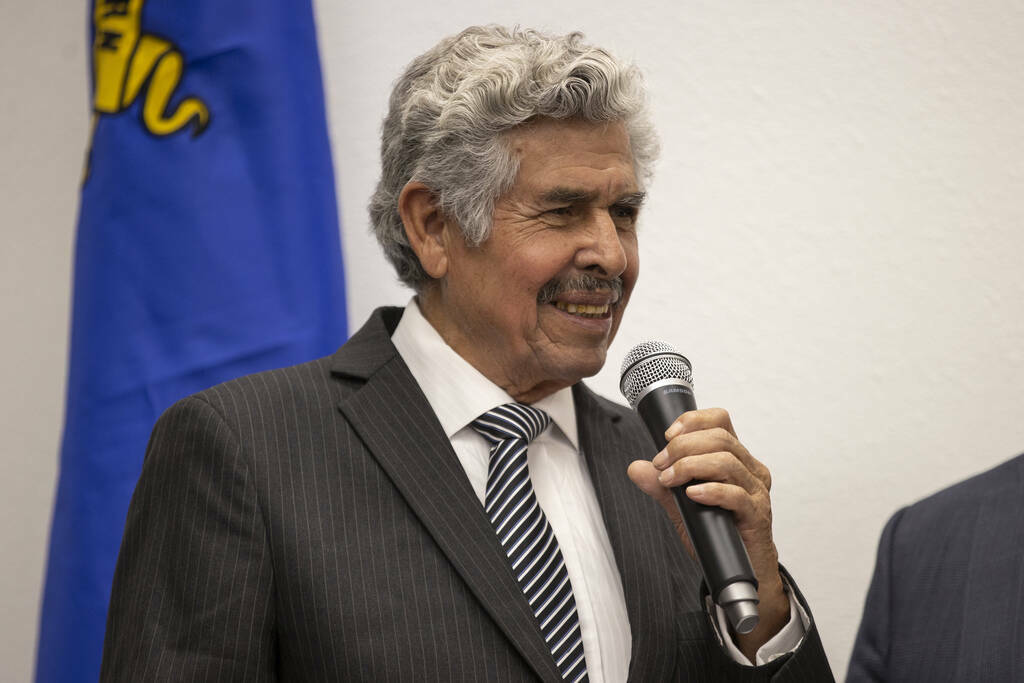 El artista Guillermo Salazar González habla durante la ceremonia de inauguración de su escult ...