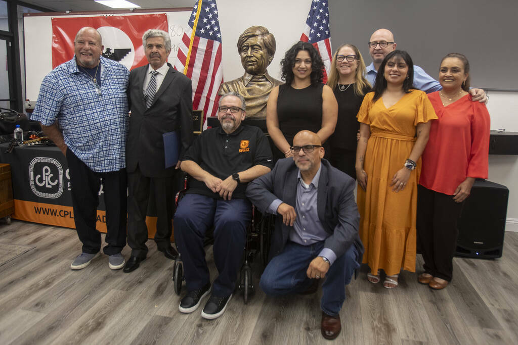 Miembros de Chicanos por la Causa Nevada toman una fotografía de grupo con la escultura del bu ...