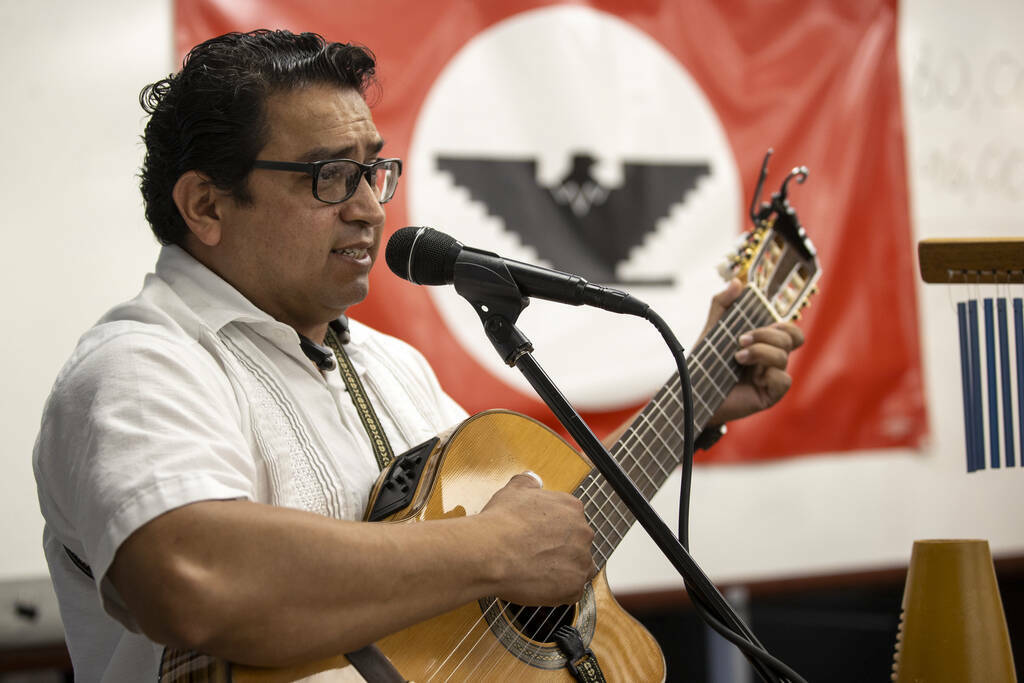 Miembros del Grupo Bohemio se presentan durante la inauguración de la escultura del activista ...