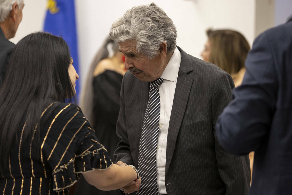 El artista Guillermo Salazar González saluda a los asistentes antes de la inauguración de su ...