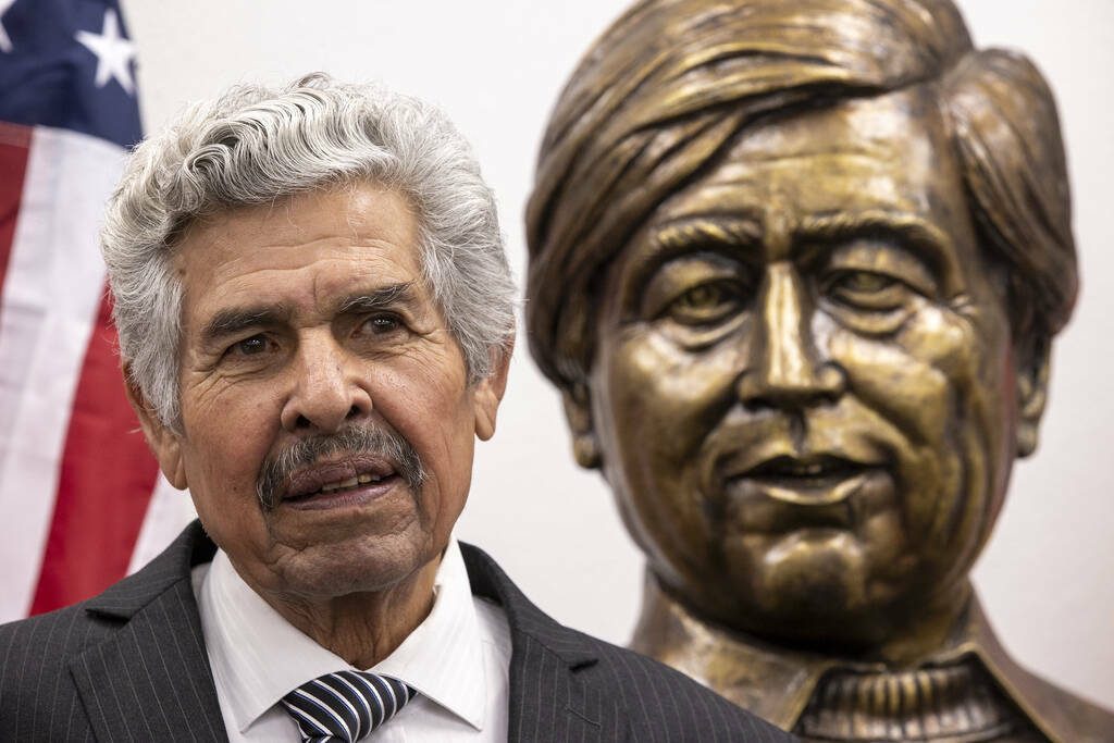 El artista Guillermo Salazar González frente a su recién inaugurada escultura del activista d ...