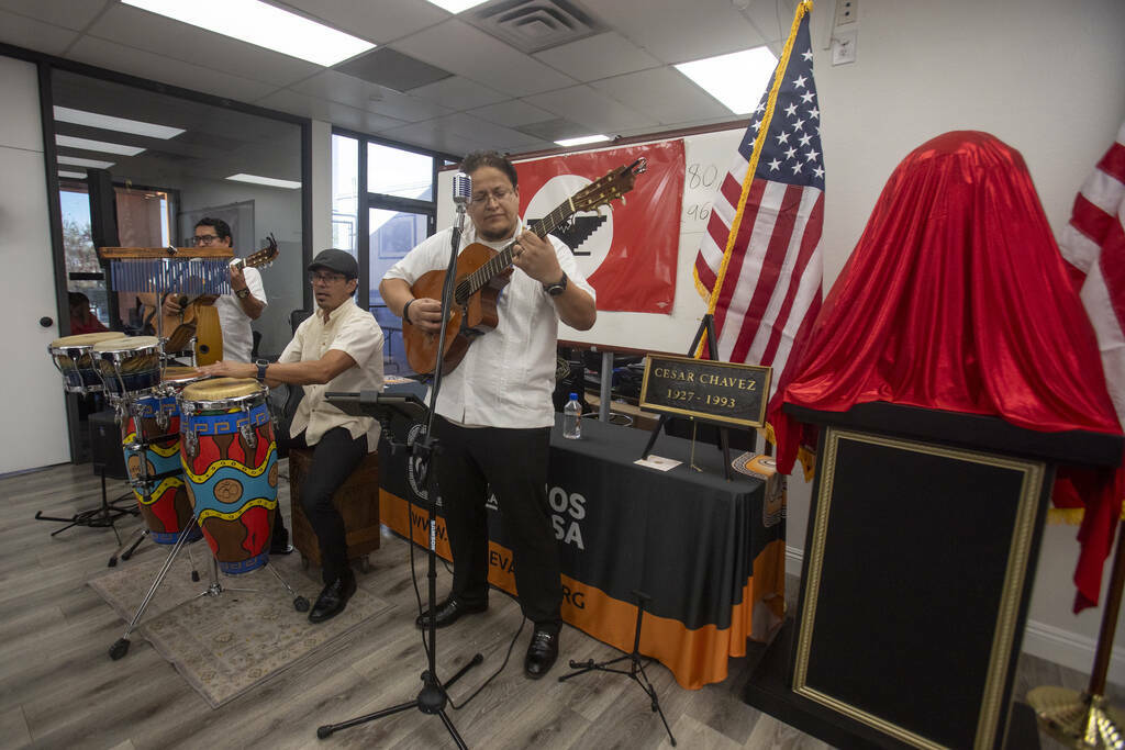 El Grupo Bohemio se presenta durante la inauguración de la escultura del activista de los dere ...