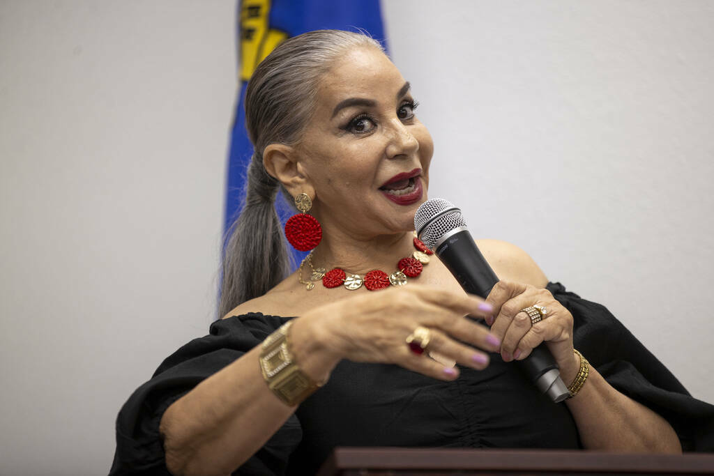 Noemí Quintero, sobrina de César Chávez, habla durante la inauguración de la escultura del ...