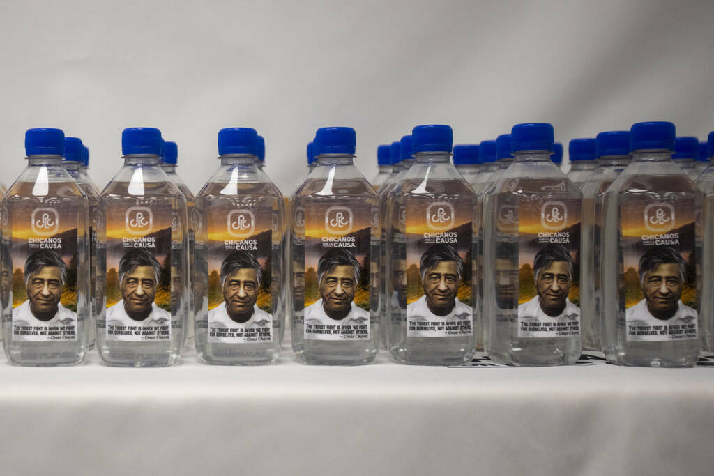 Botellas de agua con un retrato del activista de los derechos civiles César Chávez se exhiben ...