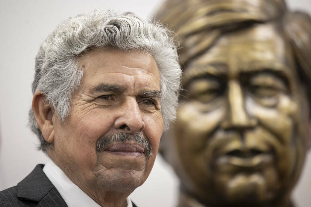 El artista Guillermo Salazar González frente a su recién inaugurada escultura del activista d ...