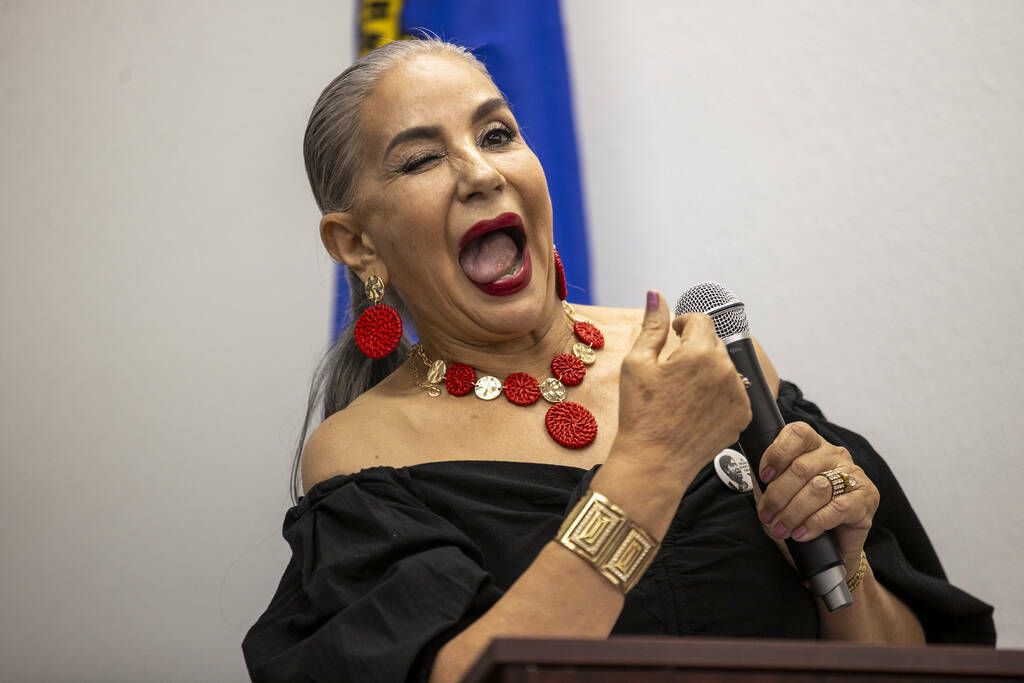 Noemí Quintero, sobrina de César Chávez, habla durante la inauguración de la escultura del ...