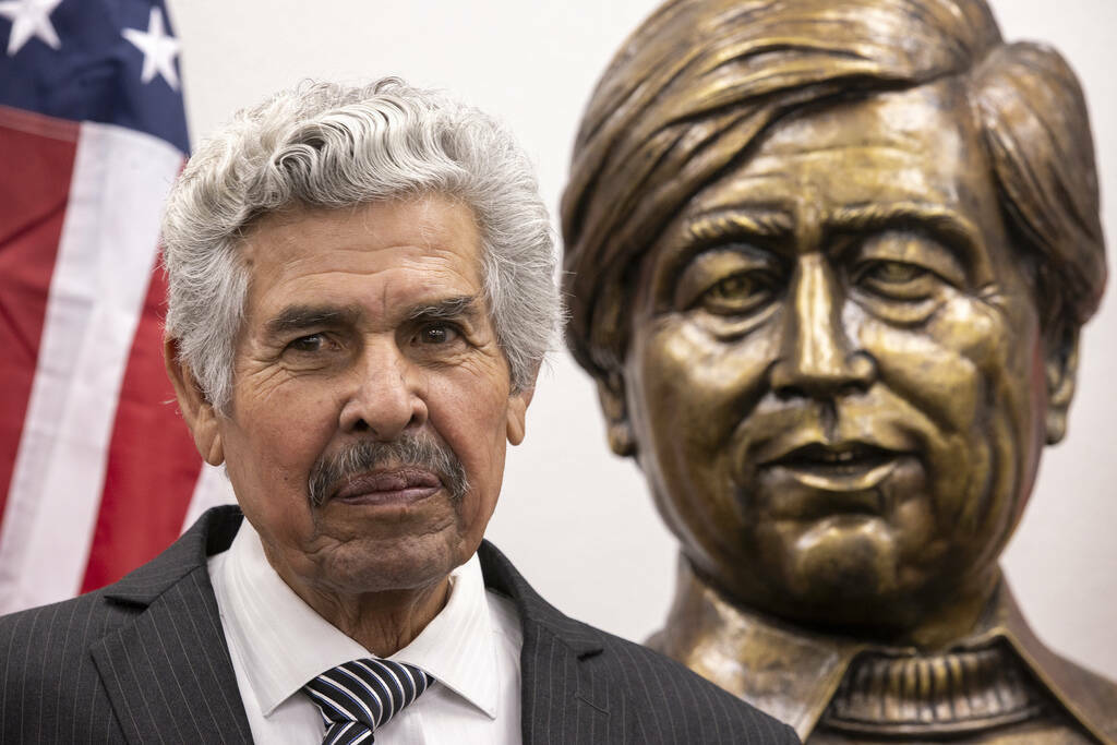 El artista Guillermo Salazar González frente a su recién inaugurada escultura del activista d ...