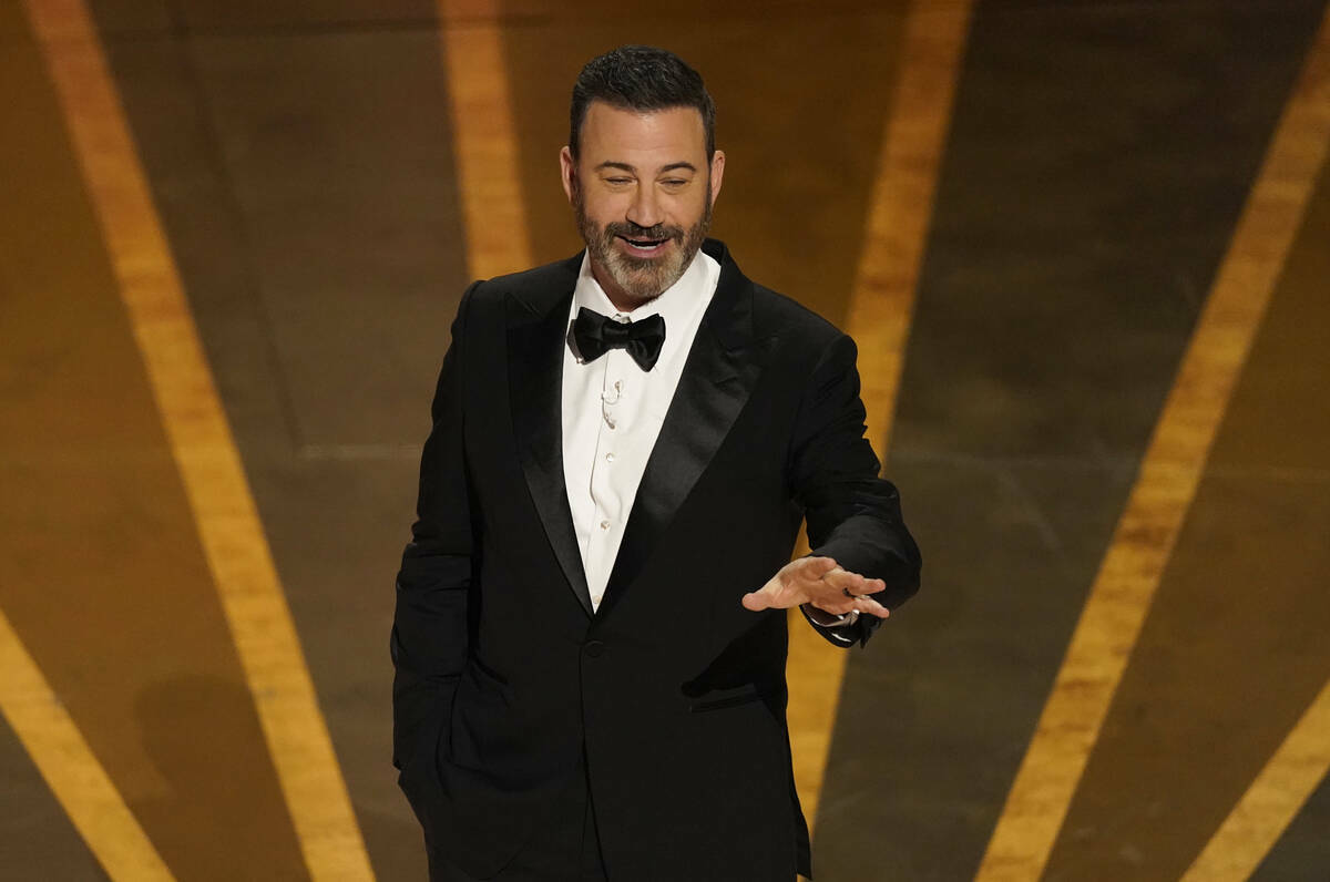 ARCHIVO - El presentador Jimmy Kimmel habla en los Oscar, el 12 de marzo de 2023, en el Dolby T ...