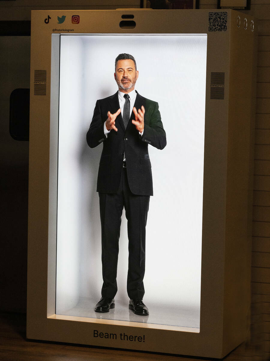 Jimmy Kimmel aparece en una máquina de hologramas en el Jimmy Kimmel Comedy Club, el lunes 11 ...