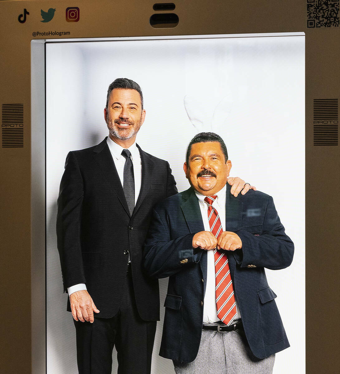 Jimmy Kimmel y Guillermo aparecen en una máquina de hologramas en el Jimmy Kimmel Comedy Clubo ...