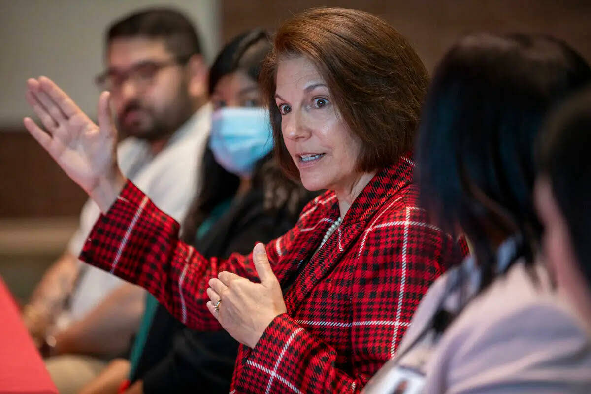 La senadora Catherine Cortez Masto, demócrata de Nevada, habla durante una mesa redonda en la ...