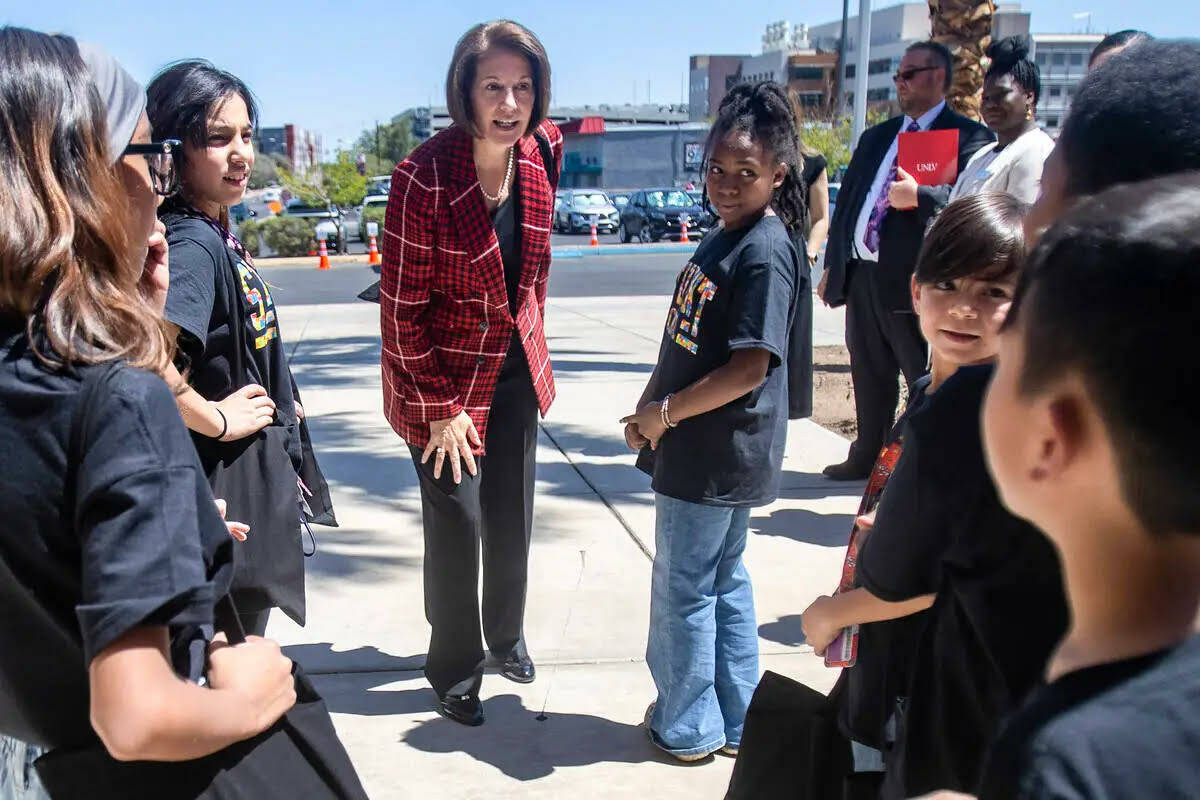 La senadora Catherine Cortez Masto, demócrata de Nevada, es recibida por miembros del consejo ...