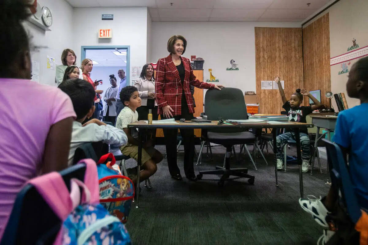 La senadora Catherine Cortez Masto, demócrata de Nevada, visita a los estudiantes del aula de ...