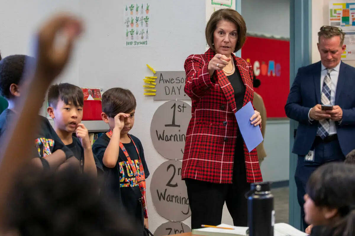 La senadora Catherine Cortez Masto, demócrata de Nevada, visita a los alumnos del aula de Kimb ...