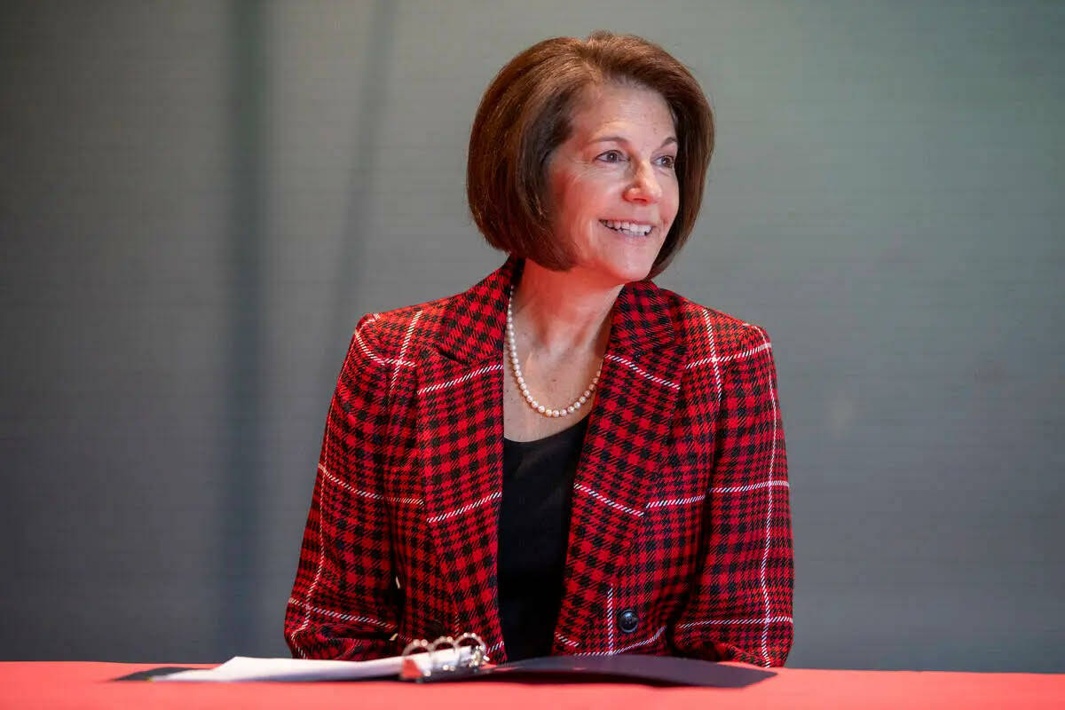 La senadora Catherine Cortez Masto, demócrata de Nevada, escucha a varios oradores durante una ...