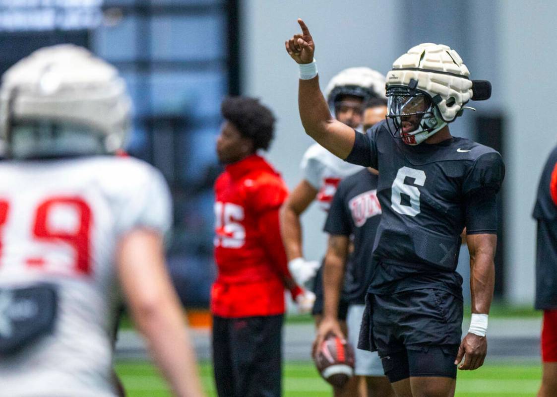 El quarterback de la UNLV Hajj-Malik Williams (6) hace una señal a un receptor durante un entr ...