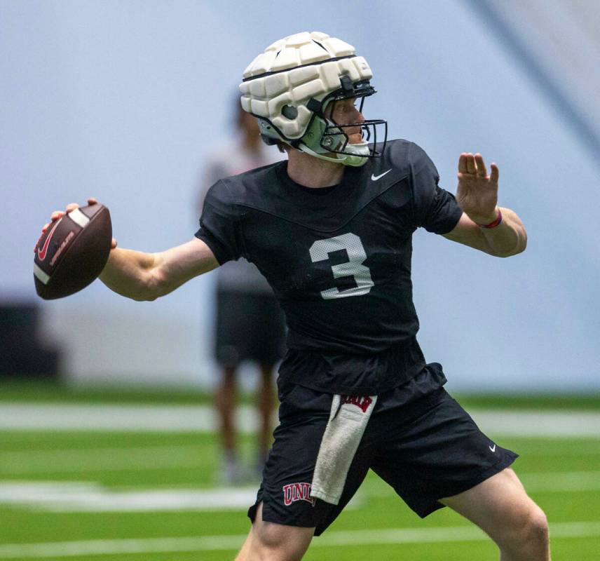 El quarterback de la UNLV Matthew Sluka (3) observa a un receptor durante un entrenamiento de f ...