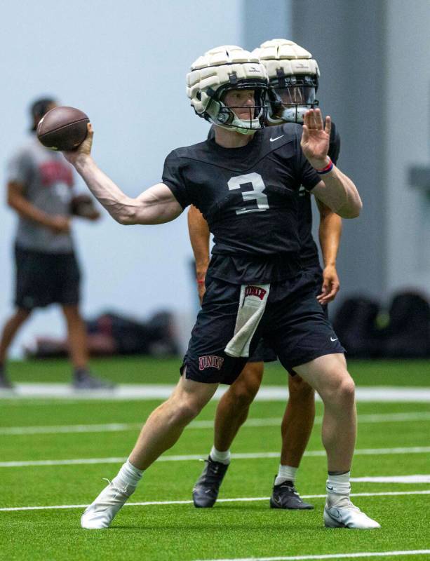 El quarterback de la UNLV Matthew Sluka (3) mira a un receptor para un lanzamiento durante la p ...