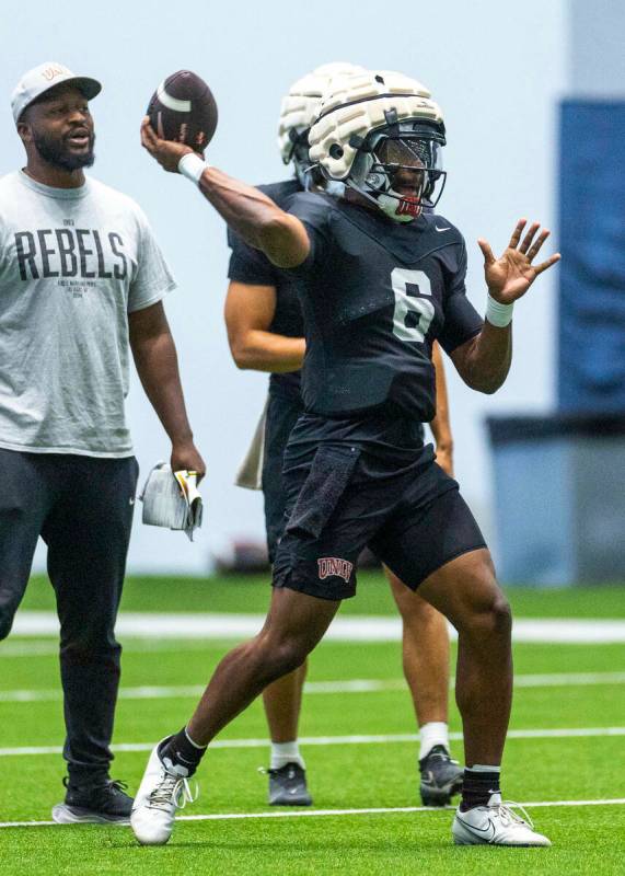 El quarterback de la UNLV Hajj-Malik Williams (6) mira a un receptor para un lanzamiento durant ...