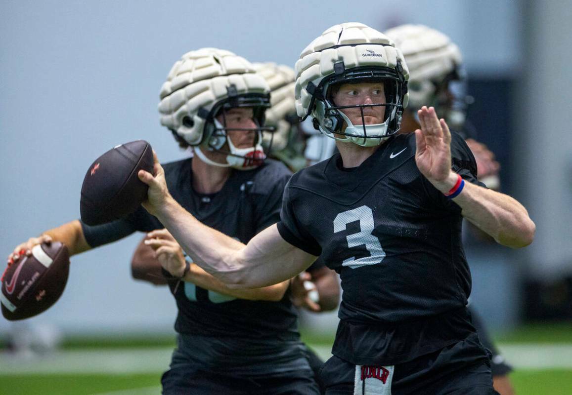 El quarterback de la UNLV Matthew Sluka (3) observa a un receptor durante un entrenamiento de f ...