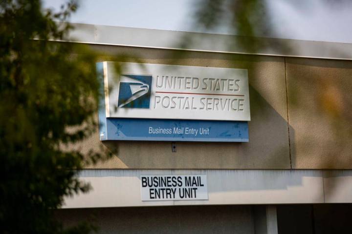 Un letrero afuera del centro del Servicio Postal de Estados Unidos en 1001 E. Sunset Road, en L ...