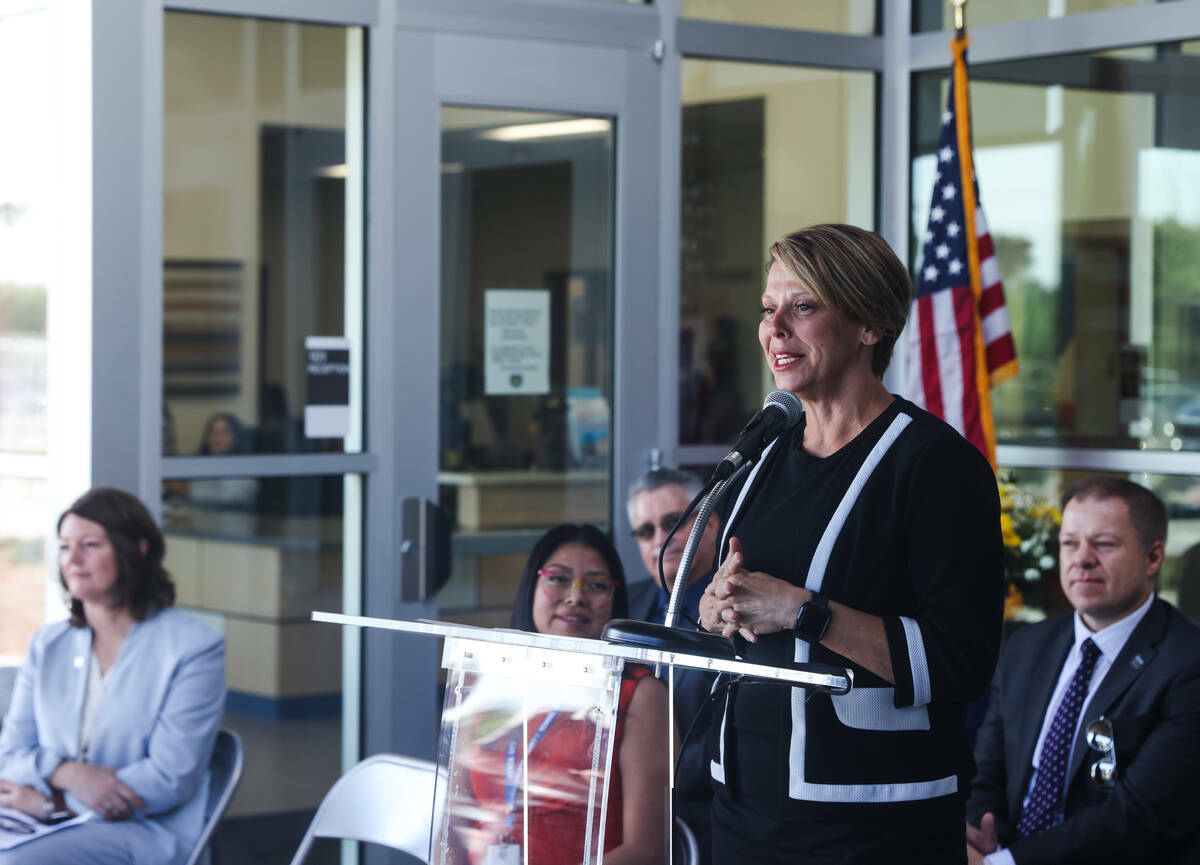 Lisa Satory, miembro de la junta escolar del Distrito Escolar del Condado Clark, habla a los in ...