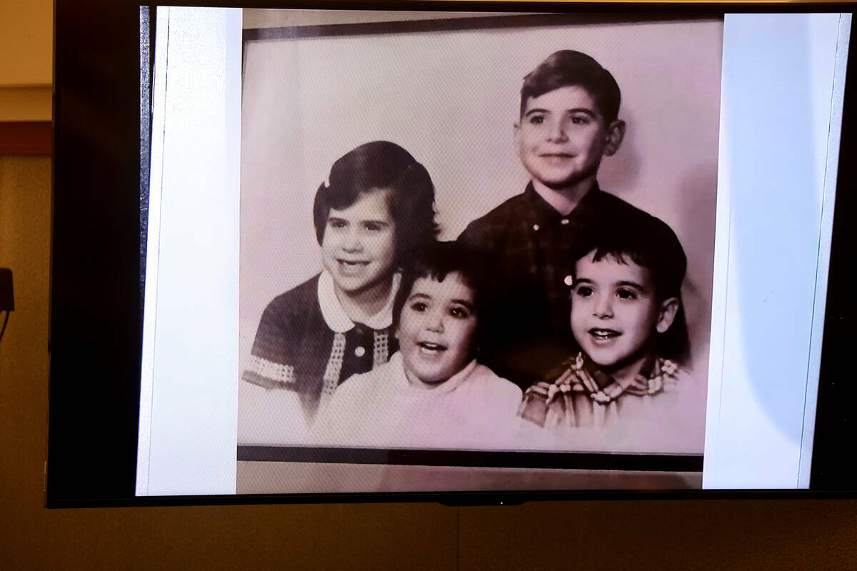 Una foto de familia de Jeff German, arriba, y sus hermanos se muestra en la corte durante la fa ...