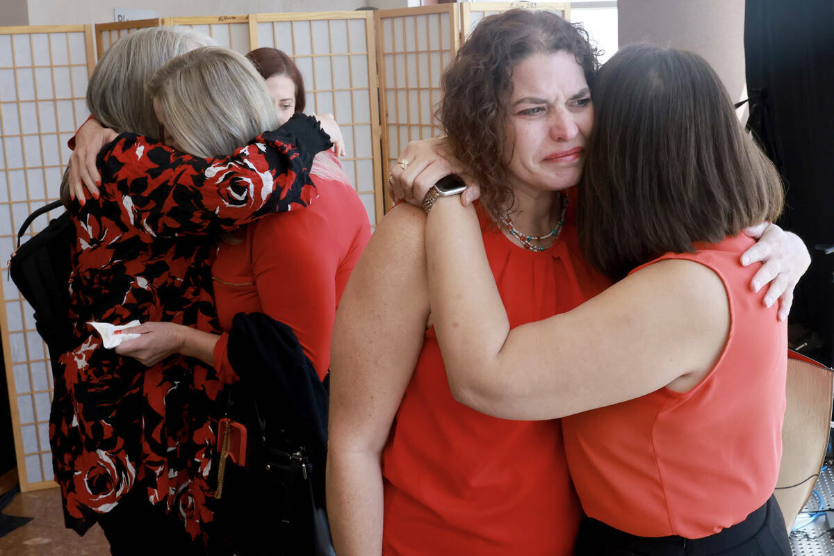 Las excompañeras de trabajo de Robert Telles (de izquierda a derecha) Rita Reid, Aleisha Goodw ...