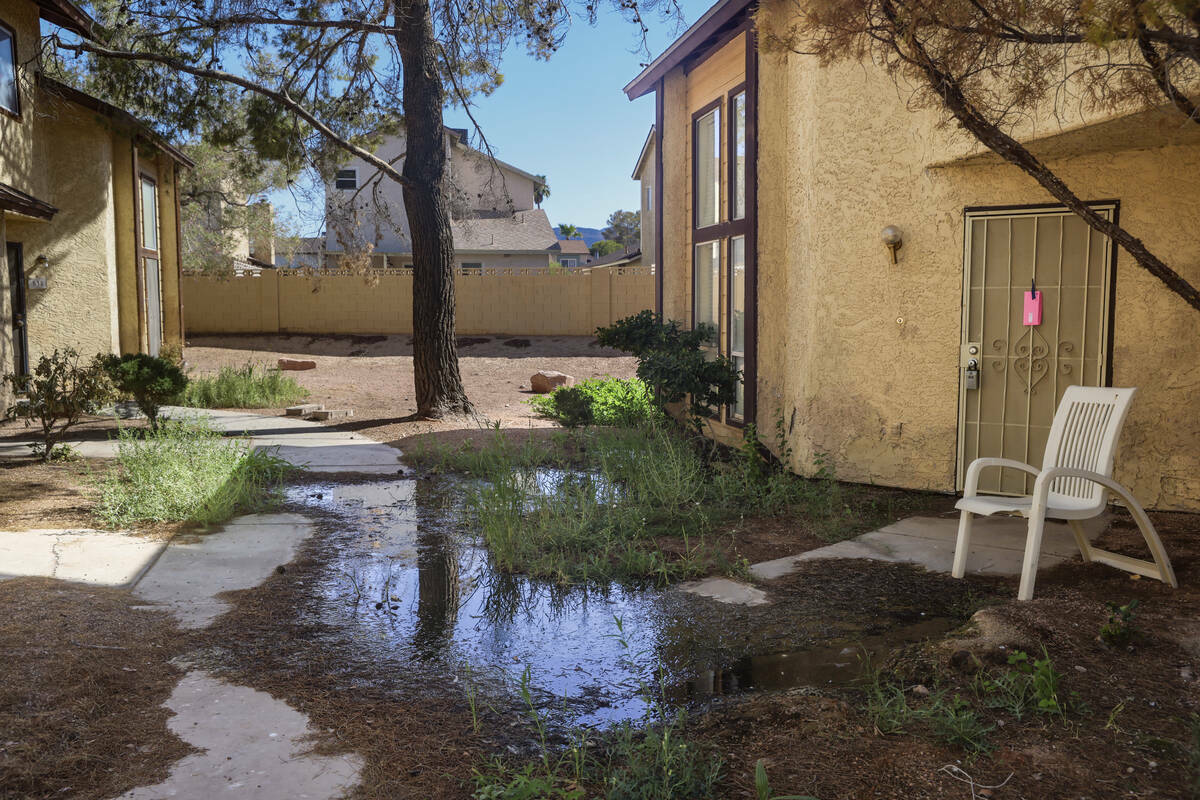 El agua se acumula entre las casas adosadas de Somerset Park, en Henderson, el martes 27 de ago ...